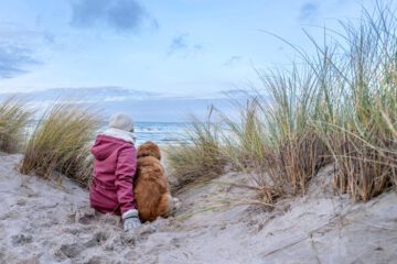 Im Winter bietet die Ostsee Schleswig-Holstein ein ganz besonderes Schauspiel. Hundebesitzer und ihre vierbeinigen Lieblinge können es entspannt genießen. Im Winter bietet die Ostsee Schleswig-Holstein ein ganz besonderes Schauspiel. Hundebesitzer und ihre vierbeinigen Lieblinge können es entspannt genießen. Foto: djd/Ostsee-Holstein-Tourismus/Oliver Franke.