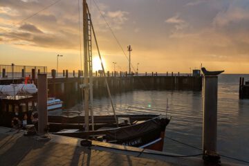 Ein Portion Fernweh inklusive: Am Lister Hafen auf Sylt fühlen sich Seeleute und Sehleute gleichermaßen wohl. Foto: djd/Kurverwaltung List auf Sylt/J. Thomsen